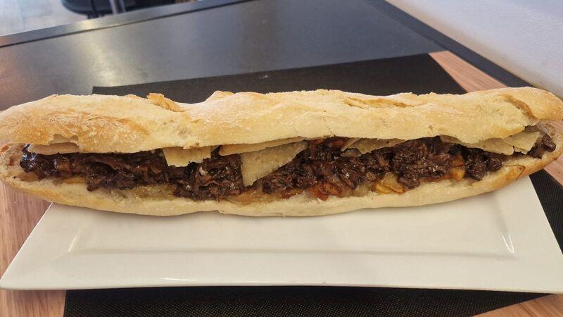 Rabo de toro, patatas Cuneras y la ensaladilla que todo el barrio conoce
