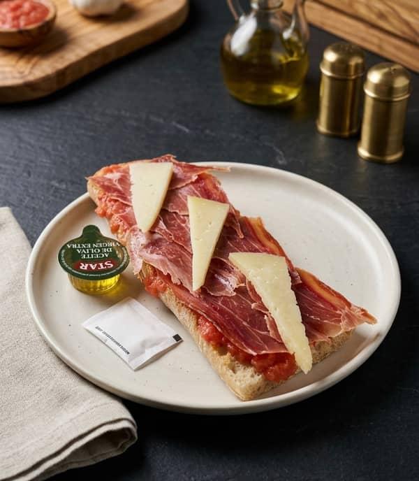 Tomate, jamón y queso en Restaurante Valentin, Alcossebre