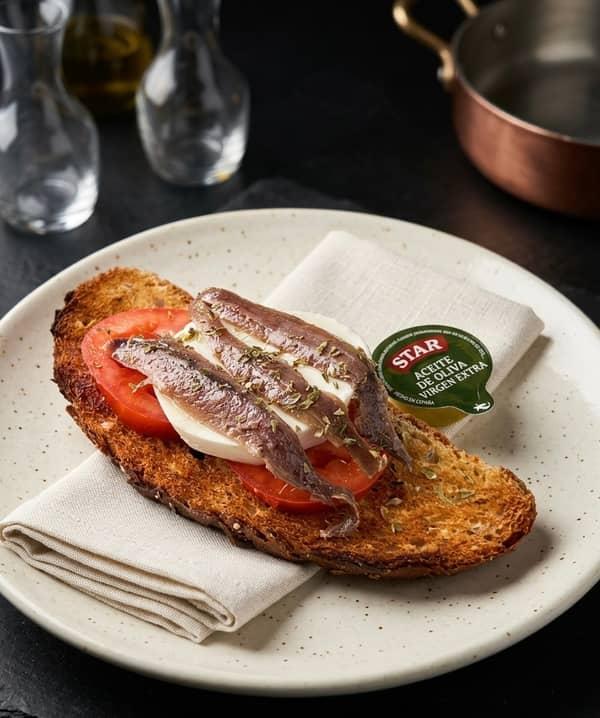 Tomates, queso de Burgos, anchoas y orégano en Restaurante Valentin, Alcossebre