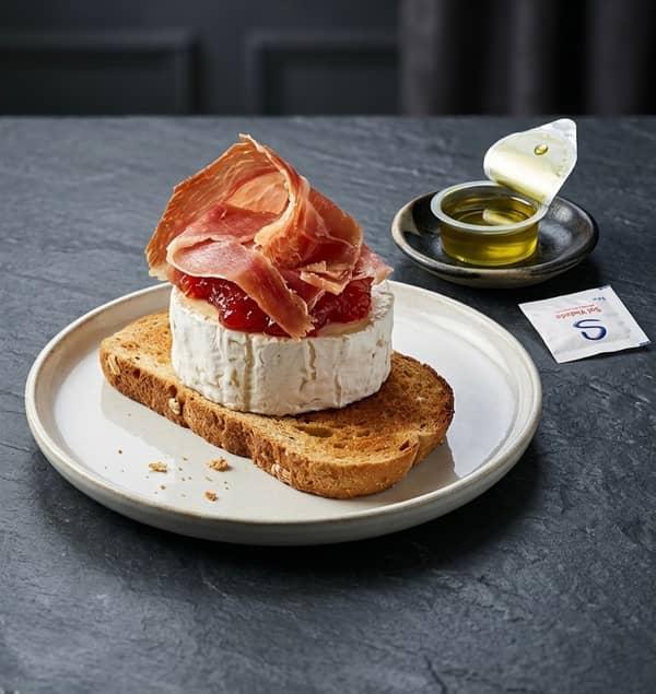 Tostada con queso de cabra,marmelada de tomates y jamón en Restaurante Valentin, Alcossebre