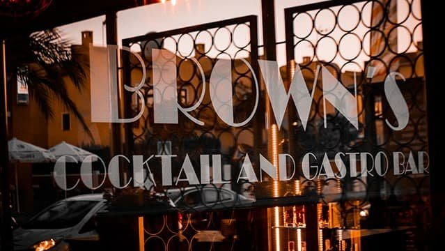 Browns Cocktail And Gastro Bar - restaurante en Orihuela Costa, Alicante, España