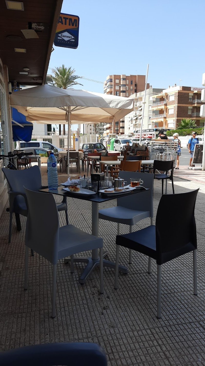 Café y mas - restaurante en El Campello, Alicante, España
