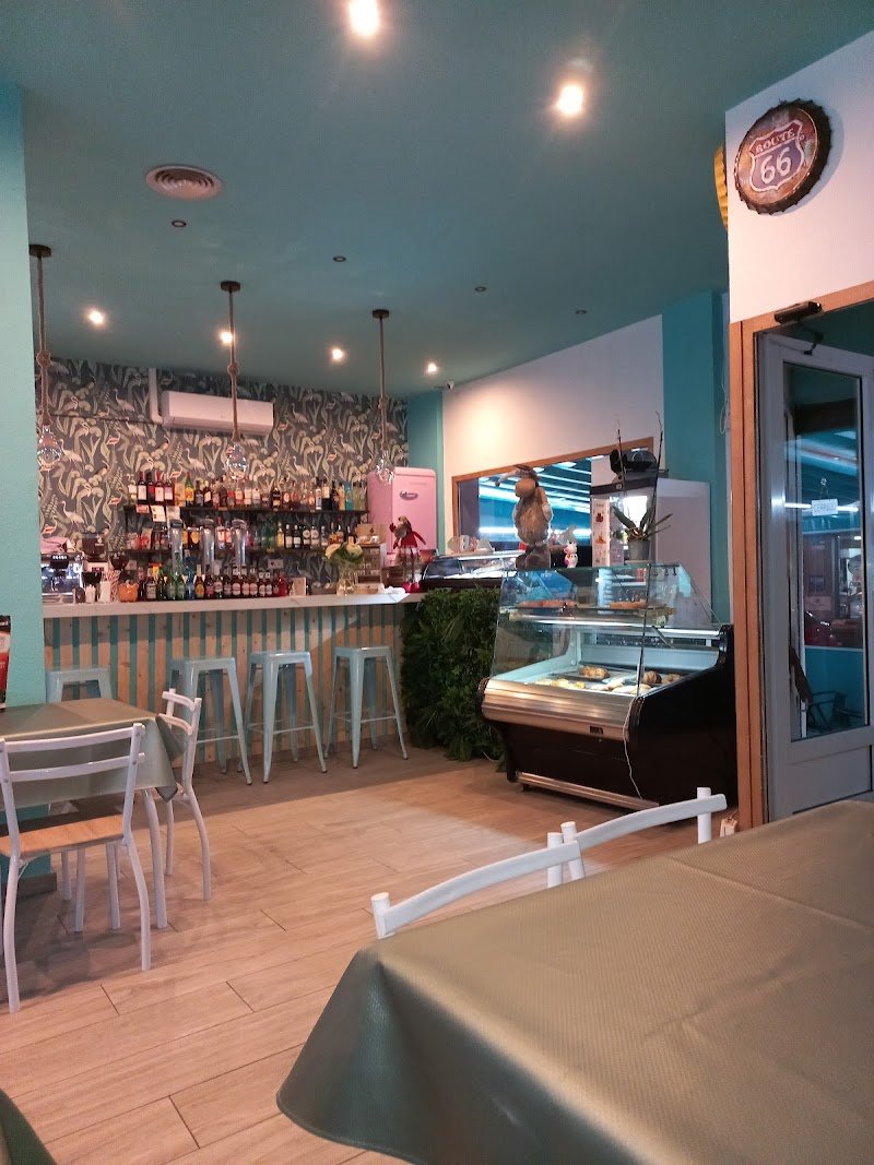Cafeteria y Supermercado 24 Horas Mar Azul - restaurante en Torrevieja, Alicante, España
