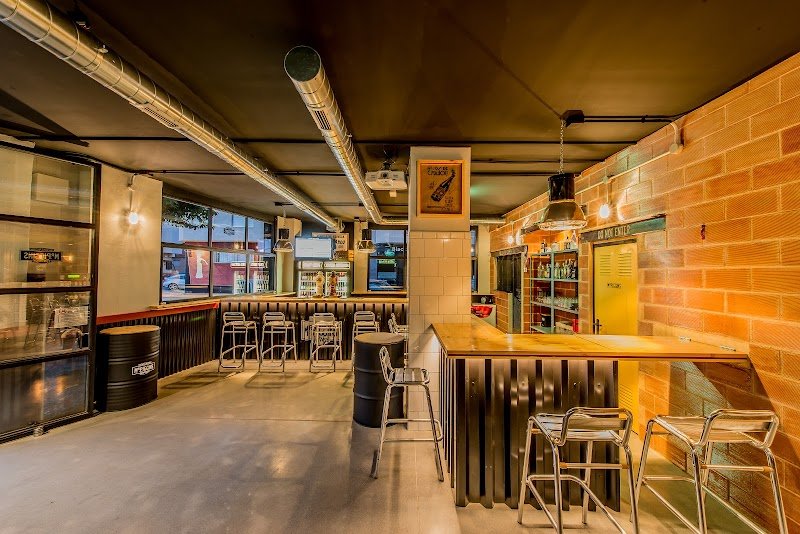 Cervecería Mr.PIGGINS - Garage - restaurante en Sagunto, Valencia, España