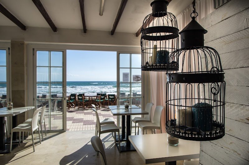 UKELELE beach bar - restaurante en El Perelló, Valencia, España