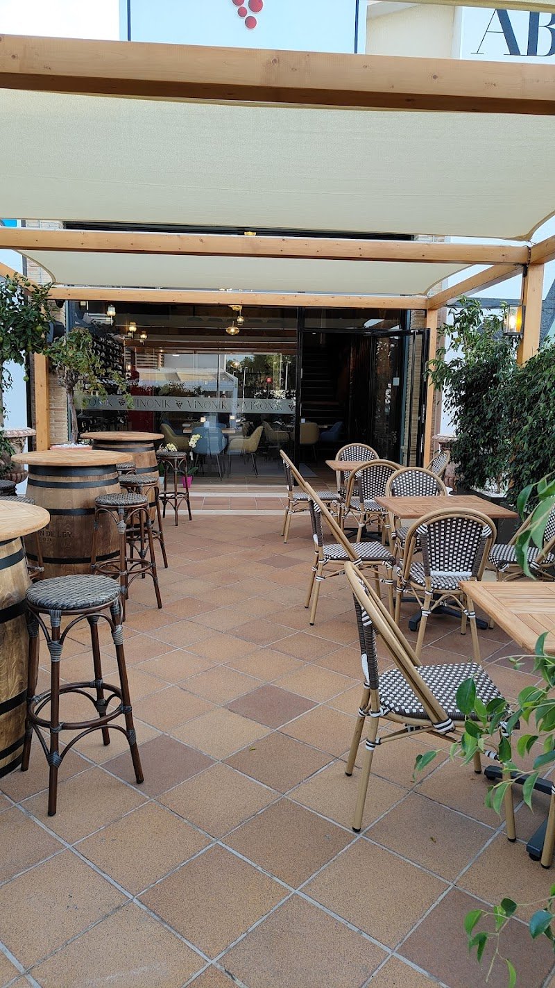 VINONIK WINE BAR & RESTAURANT - restaurante en La Zenia, Alicante, España